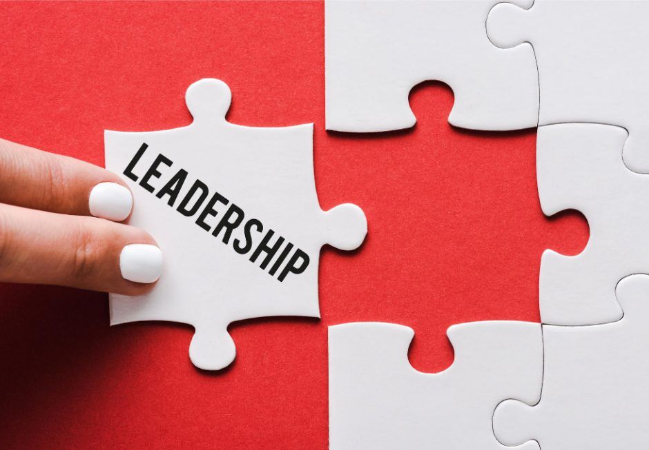 Pezzo di puzzle con scritto 'Leadership' che completa il puzzle